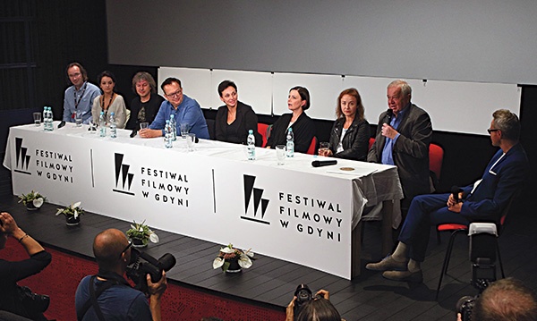 Jury nie zauważyło filmu Kingi Dębskiej (na zdjęciu w środku) „Moje córki, krowy”. 
Obraz docenili widzowie i dziennikarze, którzy przyznali 
mu swoje nagrody