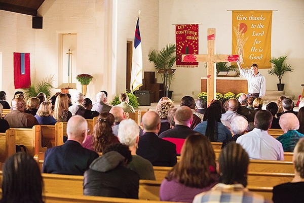 Ścieżki dwunastu  bohaterów filmu  przecinają się w kaplicy  pastora Matthew 