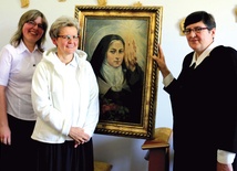 Od lewej siostry: Joanna, Teresa i Anna z obrazem patronki św. Teresy od Dzieciątka Jezus. Obraz został namalowany w 1973 roku przez Zofię Grabską, córkę prezydenta Stanisława Wojciechowskiego 