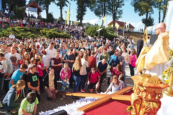 Adoracja eucharystyczna z aktem oddania swego życia Jezusowi 