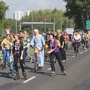 Siostra Marita do Bierunia Starego pielgrzymowała  na hulajnodze.  Tuż za nią na rolkach  i w sutannie jechał kleryk Mateusz Kempiński