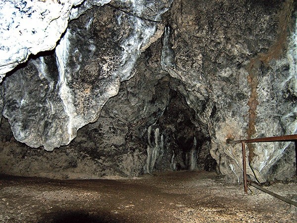 Według legendy to właśnie w tej jaskini ukrywał się Władysław Łokietek.  Wejścia chroni dziś  metalowa pajęczyna.  Grota jest wielką atrakcją regionu i stałym punktem wycieczek wszystkich szkół  z południa Polski