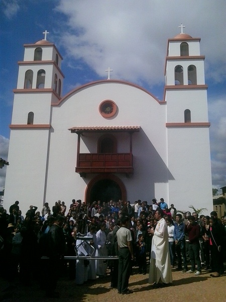 Wierni przed kościołem w Pasorapie