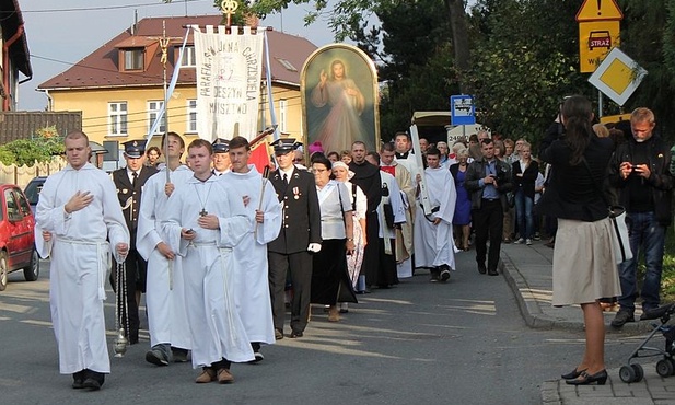 Procesja z obrazem Jezusa Miłosiernego i relikwiami przeszła sprzed remizy OSP do kościoła