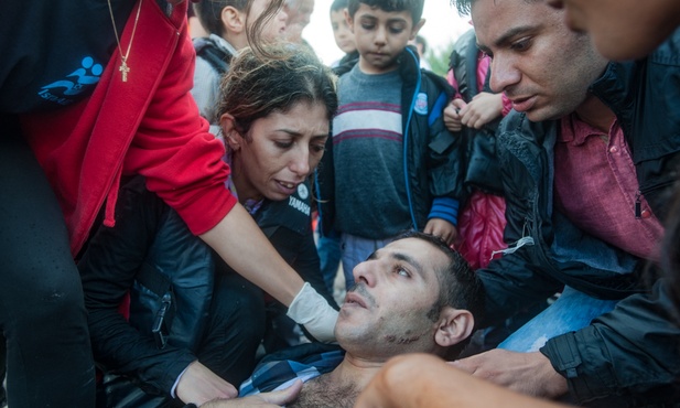 Nad słabnącym Arabem klęczy wolontariuszka z Izraela