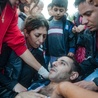 Nad słabnącym Arabem klęczy wolontariuszka z Izraela