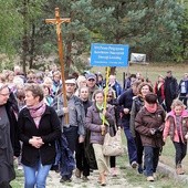 Pielgrzymi wchodzą do Miasteczka Krwi Chrystusa w Chrustach