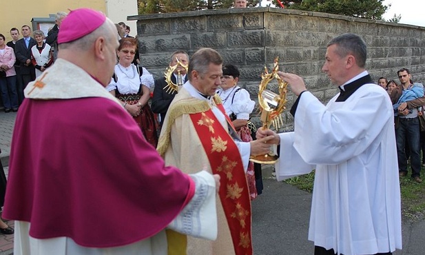 Proboszcz parafii ks. Wiesław Kondziołka jako pierwszy uczcił relikwie Apostołów Miłosierdzia