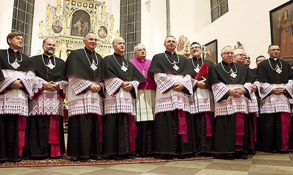 Księża kanonicy z bp. Jackiem Jezierskim