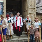  Kapłani i wierni w procesji przeszli wokół świątyni 