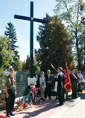Krzyż – poświęcony przez oławskiego dziekana, ks. Janusza Gorczycę  – stanął na cmentarzu dzięki Stanisławowi Jaśnikowskiemu 
