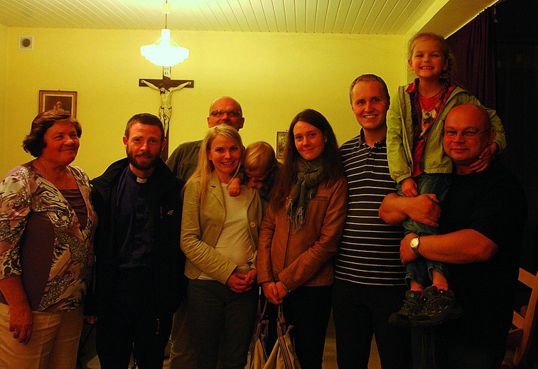 Spotkanie w parafii św. Barbary w Zabrzu. Drugi od lewej: ks. Mariusz Jagielski