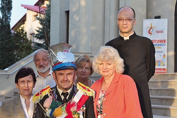 O Straży Honorowej i Turkach opowiadają aktywni parafianie. Z prawej ks. Paweł Szewczyk, opiekun bractwa