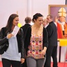 Biskupi, księża i parafianie na zakupach
