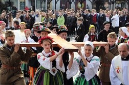 Młodzież wnosi symbole ŚDM na Stary Rynek w Łowiczu