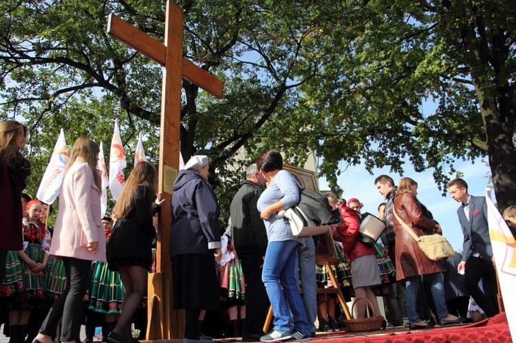 Symbole ŚDM na Starym Rynku w Łowiczu