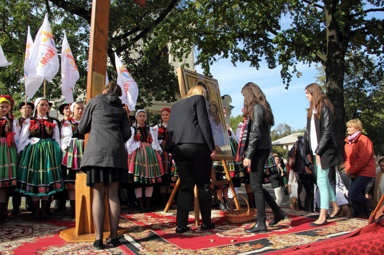 Symbole ŚDM na Starym Rynku w Łowiczu