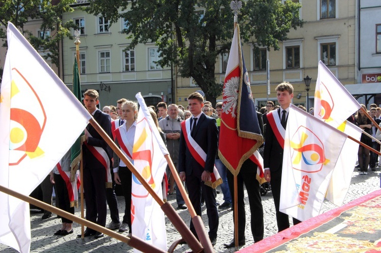 Symbole ŚDM na Starym Rynku w Łowiczu