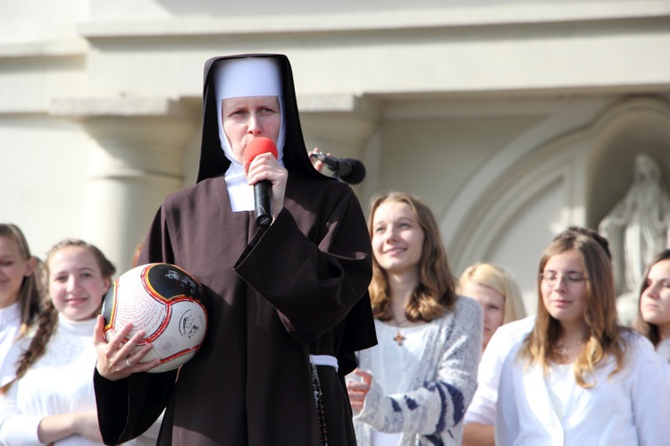 Symbole ŚDM na Starym Rynku w Łowiczu