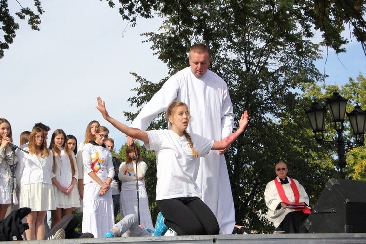 Symbole ŚDM na Starym Rynku w Łowiczu