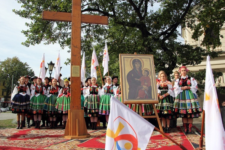 Symbole ŚDM na Starym Rynku w Łowiczu