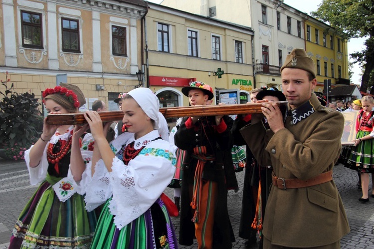 Symbole ŚDM na Starym Rynku w Łowiczu