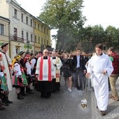 Symbole ŚDM na Starym Rynku w Łowiczu