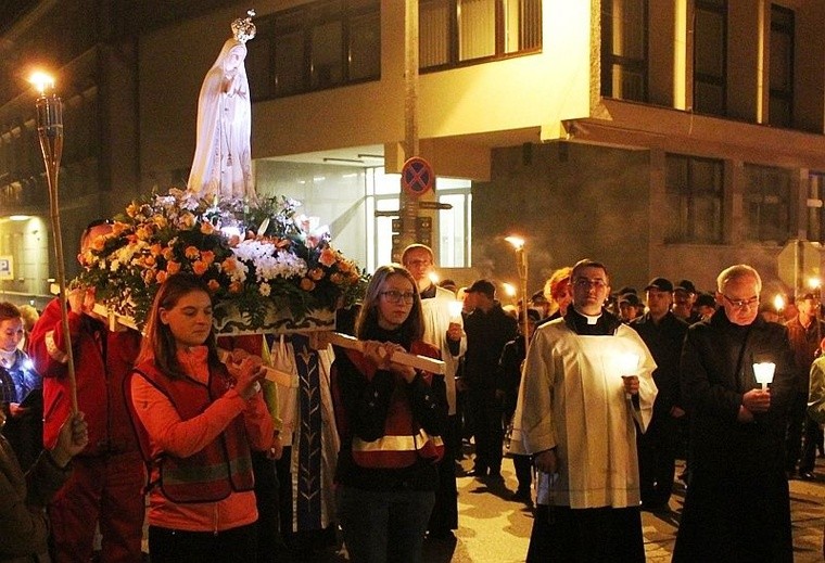 Służby medyczne także niosły figurę Matki Bożej Fatimskiej w czasie procesji