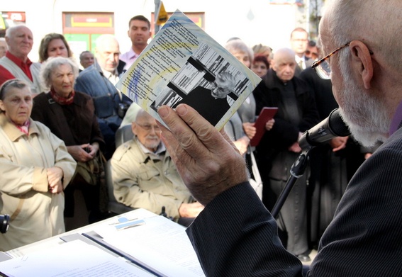 Uczestnicy uroczystości otrzymali płytę z wierszami ks. Romana