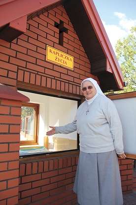  Urszulanka pokazuje miejsce, w którym matka będzie mogła zostawić  swoje dziecko 