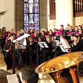  Ks. Zygmunt z chórem i orkiestrą Ośrodka Liturgicznego Ruchu Światło–Życie Archidiecezji Katowickiej