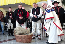 Owieczka nie była zbyt rozmowna. Milczała nawet przed ks. Wojciechem Palem