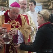 W procesji z darami dawni i obecni petroklezjanie przynieśli m.in.: indeks studencki i wazon z czystą wodą, który ma symbolizować serca młodzieży zaangażowanej w duszpasterstwo