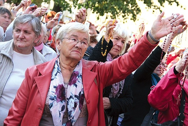 Podczas homilii ks. Patro  zachęcił pielgrzymów, by pokazali swoje różańce