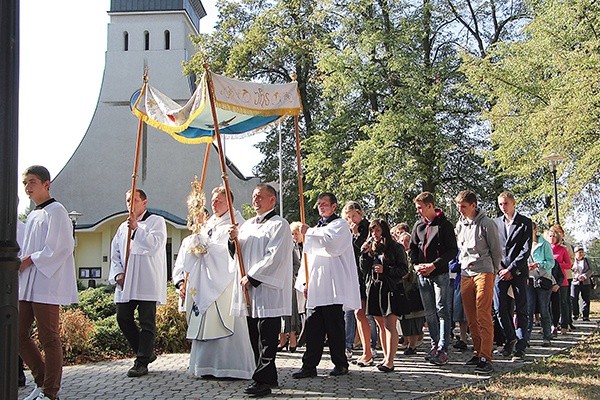  Procesja z Najświętszym Sakramentem na przykościelnym placu