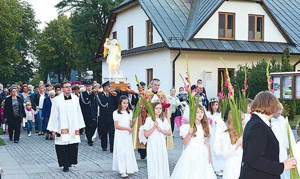   Figurę wniesiono procesyjnie do kościoła