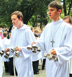  Ministranci podczas procesji Bożego Ciała w Gliwicach