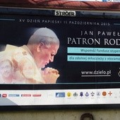 W wielu miejscach w Gdańsku znaleźć można plakaty przypominające o Dniu Papieskim, w którym odbywa się zbiórka funduszy na stypendia dla zdolnej młodzieży. 