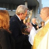 O. Jacek Skupień OP podaje relikwie św. Jana Pawła II delegacji hermanickiej parafii