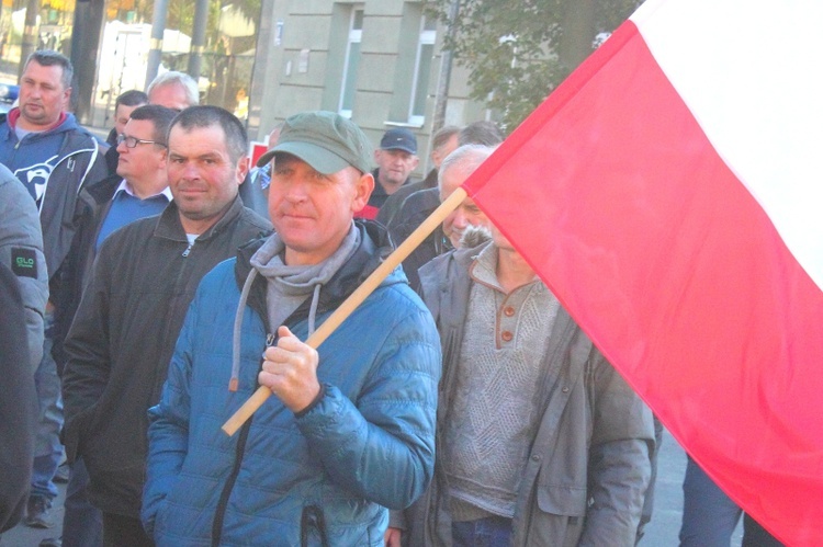 Pikieta rolników przed urzędem wojewódzkim