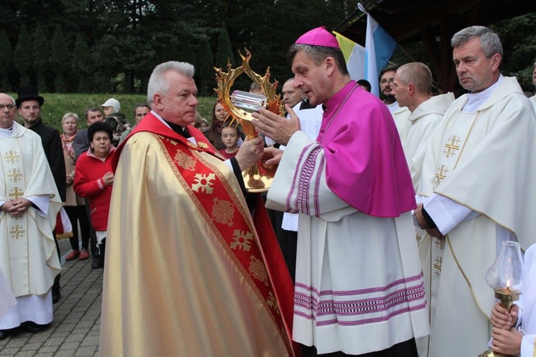 Bp Roman Pindel i ks. Tadeusz Serwotka witają relikwie Apostołów Miłosierdzia na Zawodziu