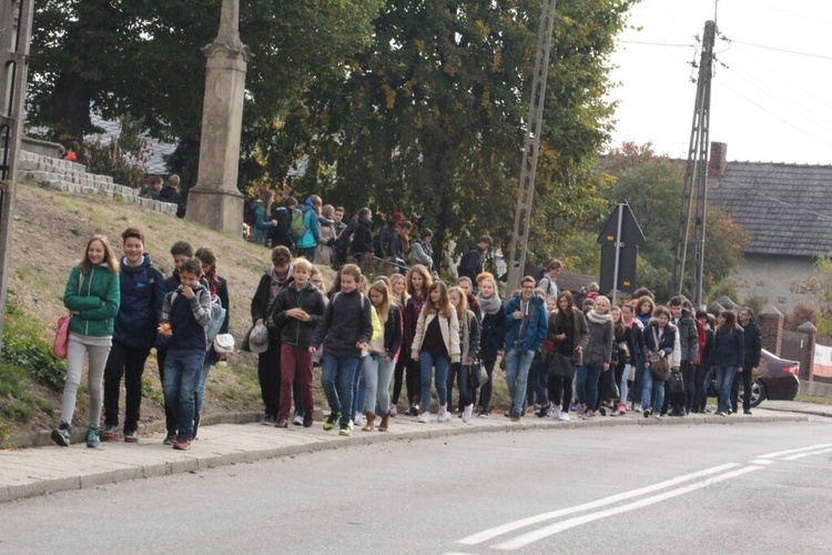 Uczniowie u ks. Szramka