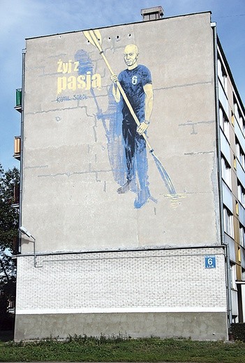Mural z postacią Kamila Sobola, kandydata do Sejmu, wzbudza kontrowersje wśród łowiczan
