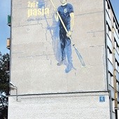 Mural z postacią Kamila Sobola, kandydata do Sejmu, wzbudza kontrowersje wśród łowiczan