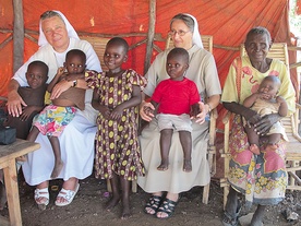 Siostra Judyta (pierwsza od lewej) podkreśla, że szkoła i przedszkole prowadzone przez misjonarki są oblegane