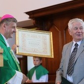 Medal "Pro Ecclesia et Pontifice" wręczył Bronisławowi Piotrowskiemu bp Roman Pindel