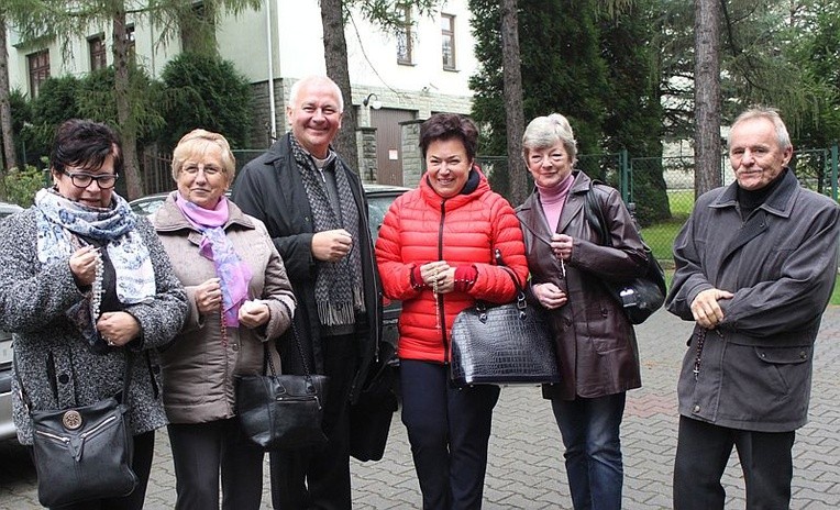 Ks. Piotr Krzystek, diecezjalny duszpasterz Żywego Różańca, z parafianami z Trzebini, Czechowic-Dziedzic i Janowic