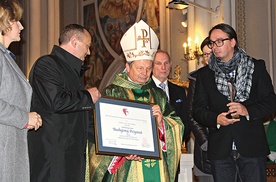 Statuetkę i dyplom z rąk  bp. Henryka Tomasika odebrał prezes Krzysztof Łyżwiński (z prawej)