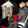 W Dniu Dziecka Utraconego po Mszy św. osieroceni rodzice przeszli pod kapliczkę Matki Bożej z Guadalupe Po prawej: Msza św. w Tumie za dzieci przedwcześnie zmarłe. Rodzice przekazują ks. Piotrowi Nowakowi zapalone znicze, których płomień symbolizuje utracone dziecko 