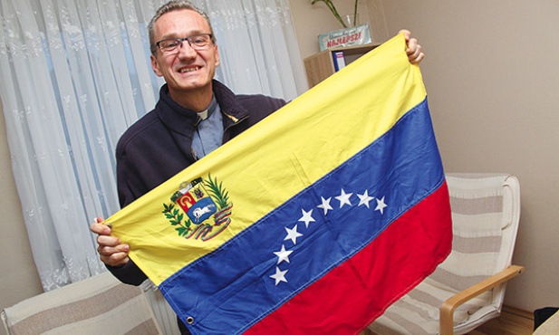 Kapłan z flagą Wenezueli, w której spędził 14 lat 